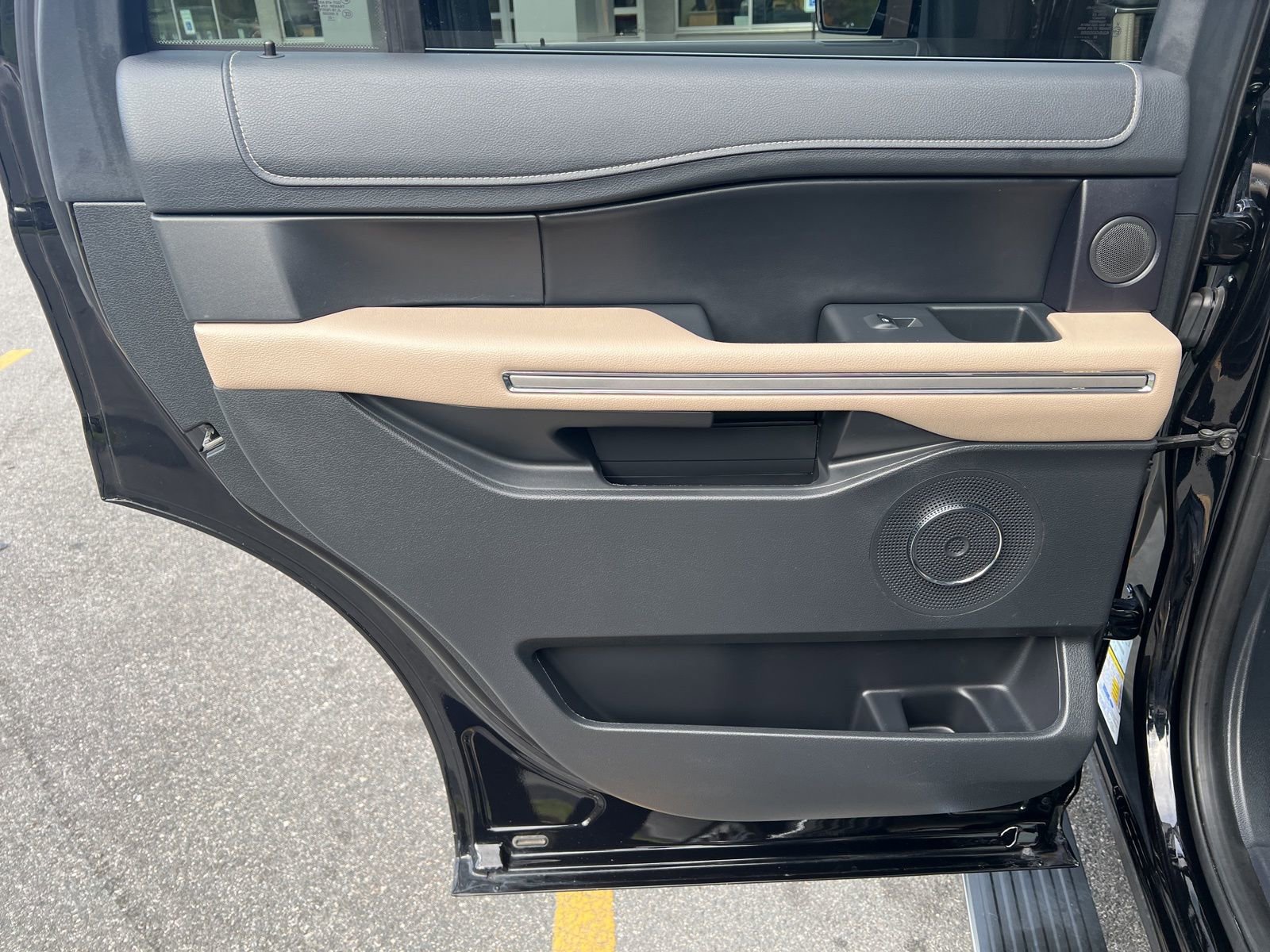 Used 2023 Ford Expedition Limited image 14