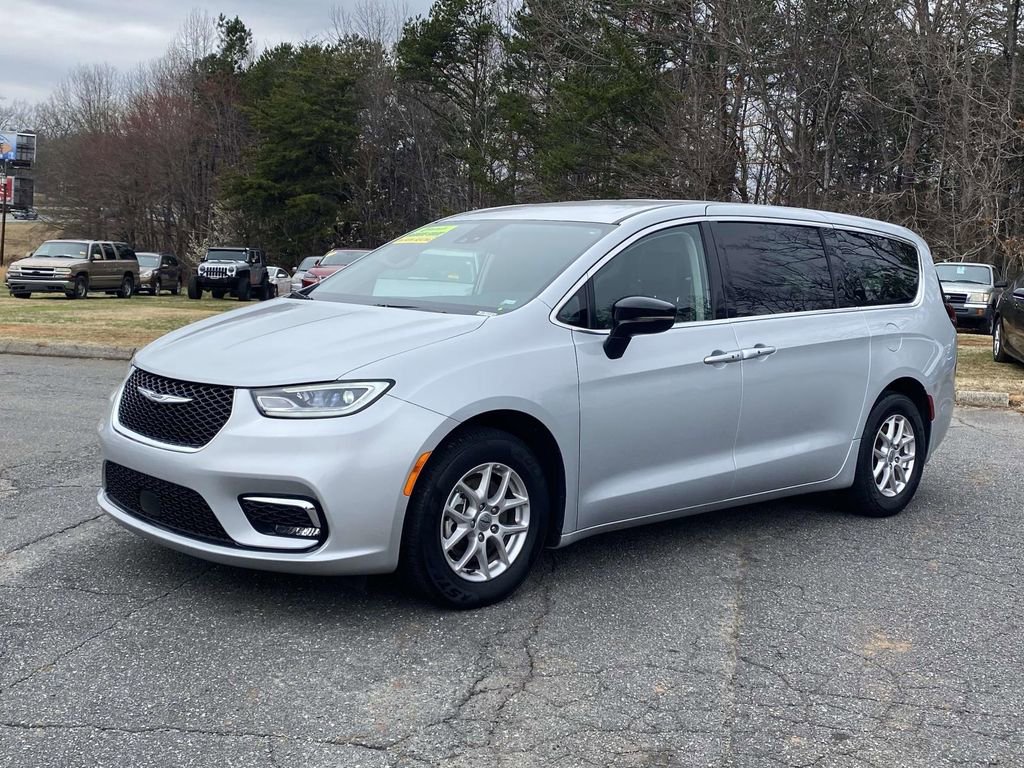 Used 2024 Chrysler Pacifica Touring-L