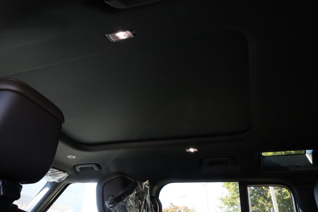 New 2026 Land Rover Defender 110 X-Dynamic SE AWD/4WD image 32