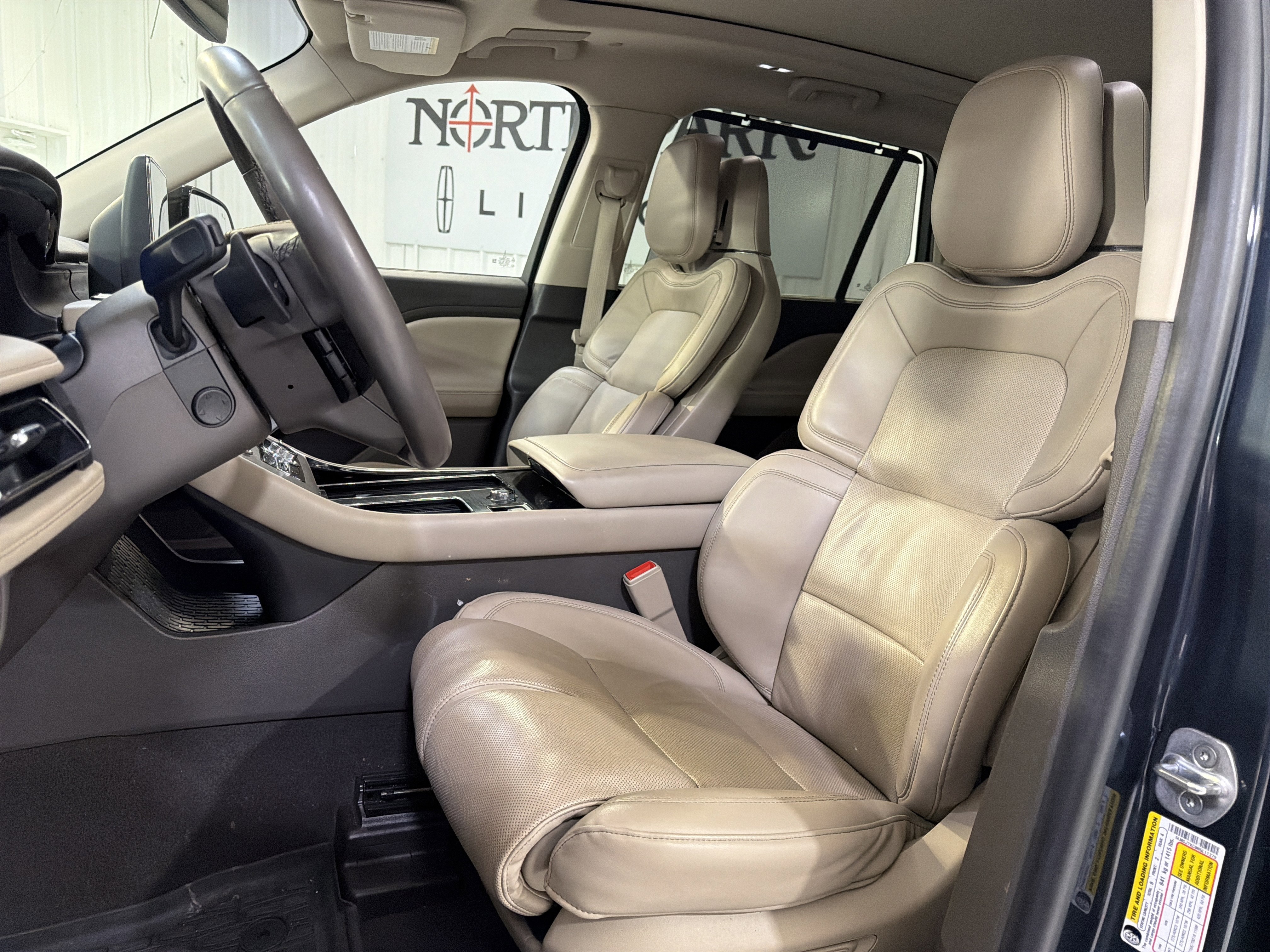 Used 2022 Lincoln Aviator Reserve w/ Equipment Group 201A AWD/4WD image 9