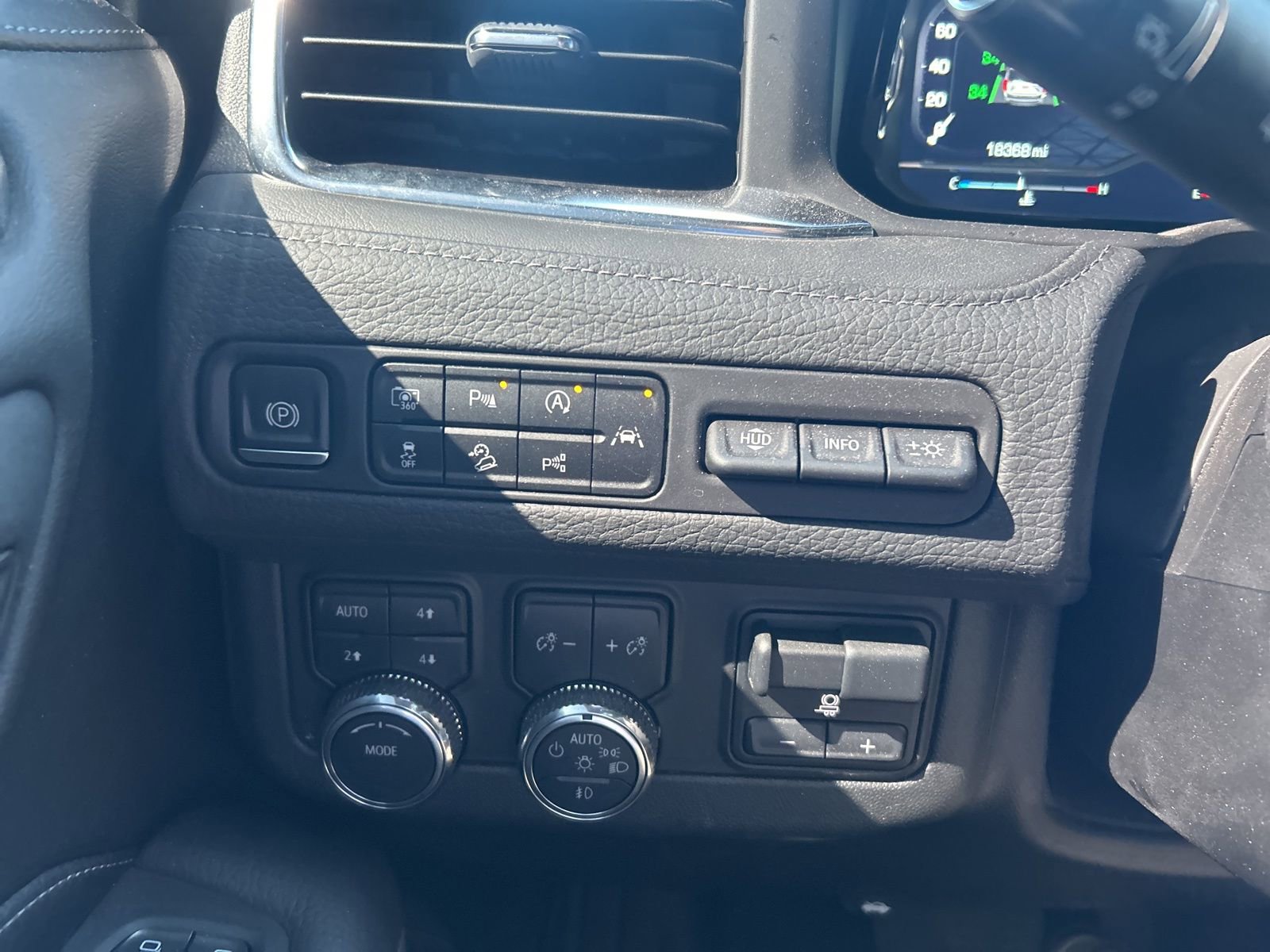 Used 2024 GMC Yukon Denali w/ Advanced Technology Package image 17