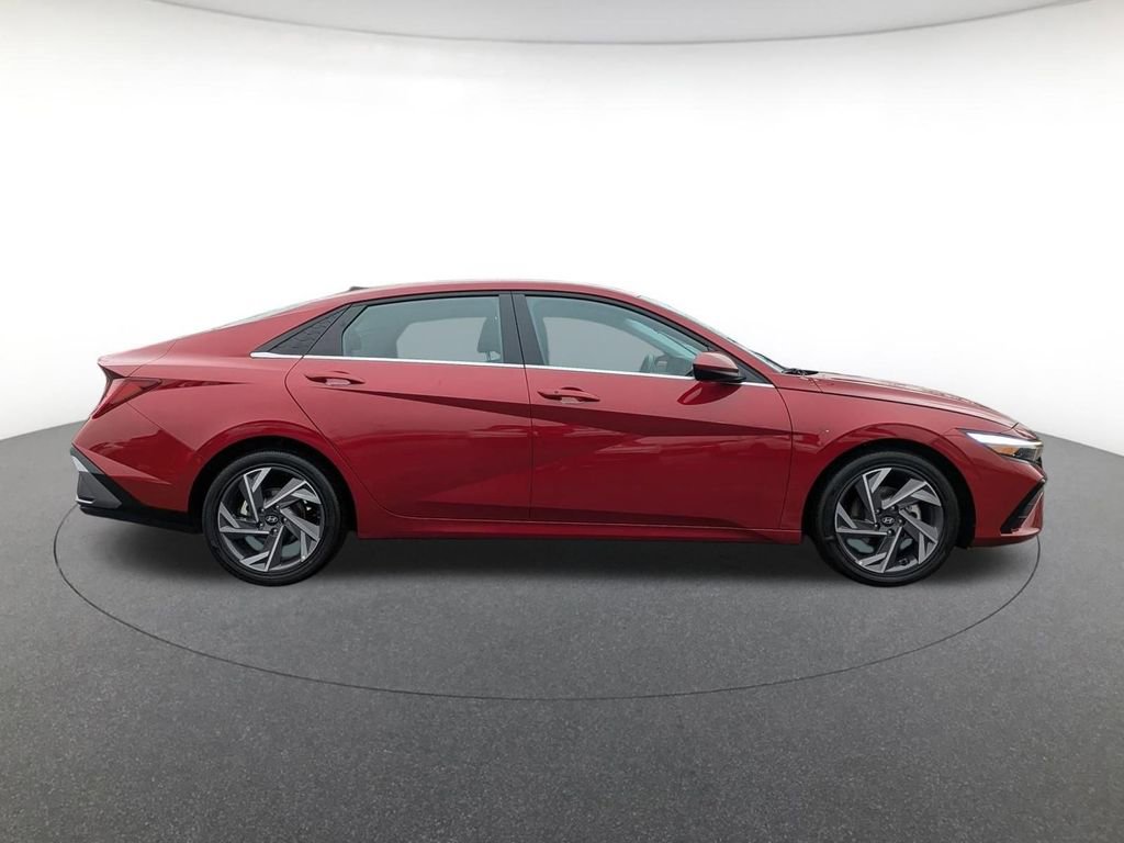 Used 2025 Hyundai Elantra SEL FWD image 4