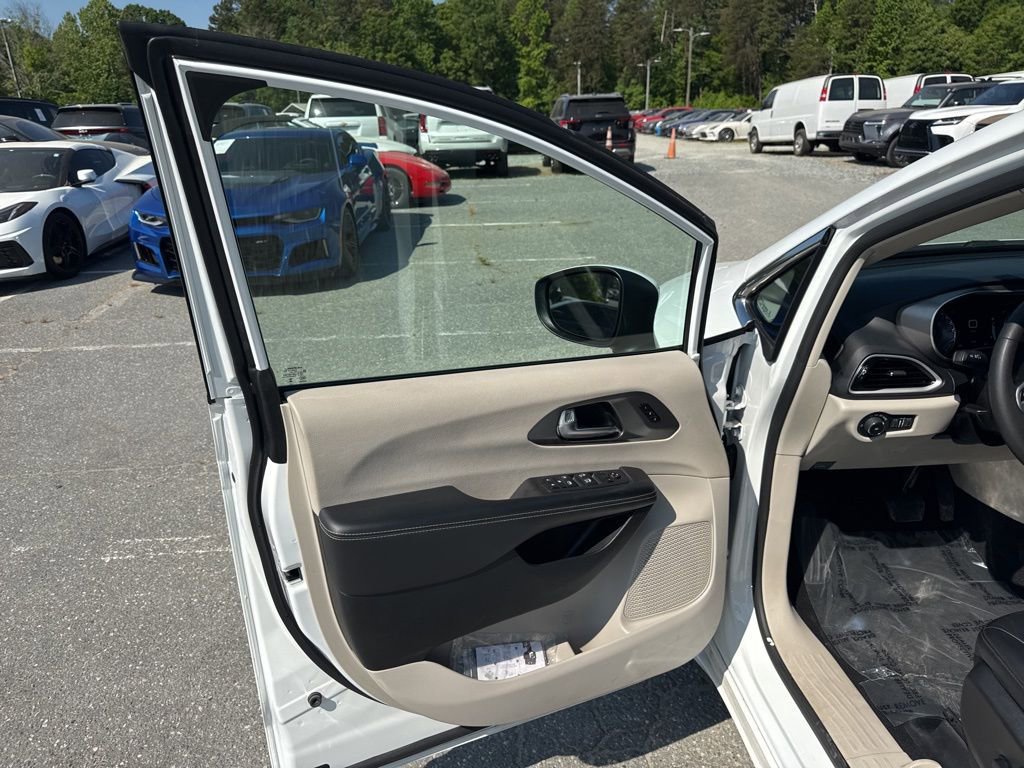 Used 2023 Chrysler Pacifica Touring-L FWD image 27