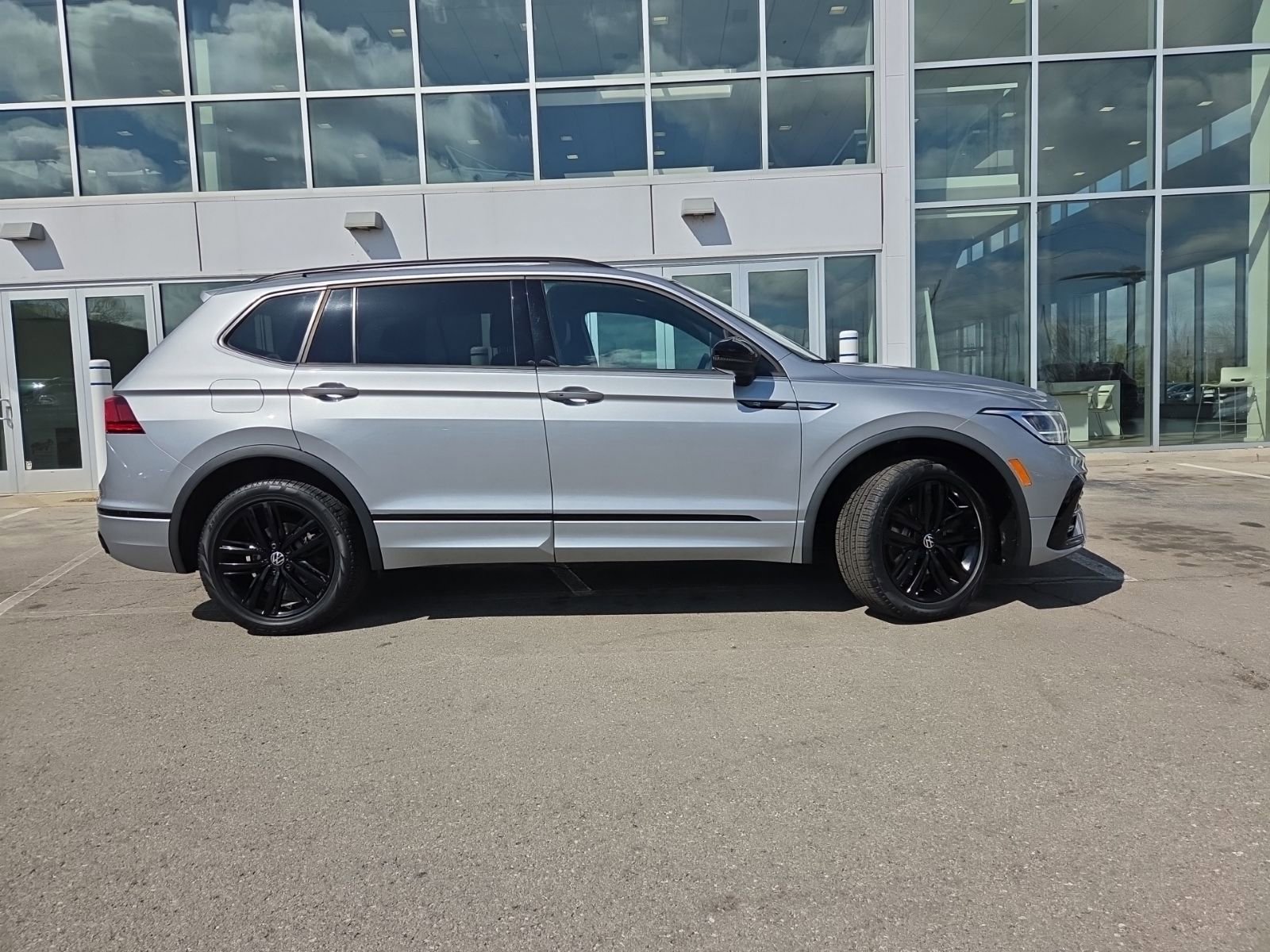 Certified 2022 Volkswagen Tiguan SE R-Line AWD/4WD image 3
