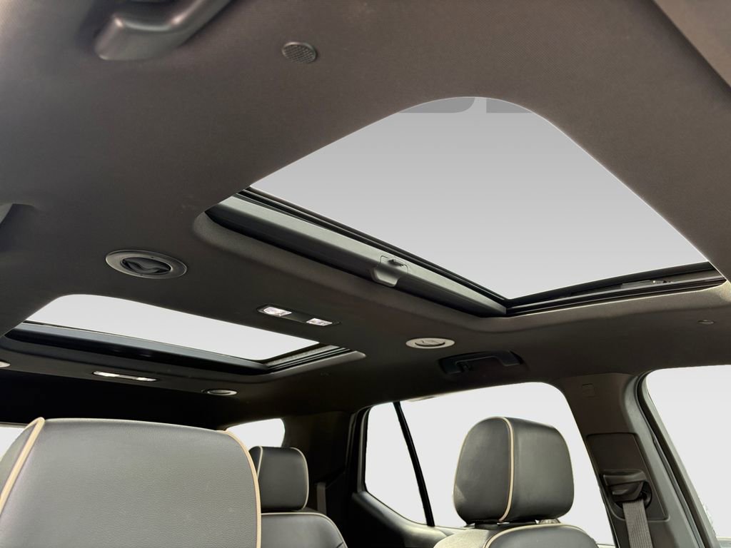 Used 2023 Chevrolet Traverse Premier w/ Redline Edition image 2