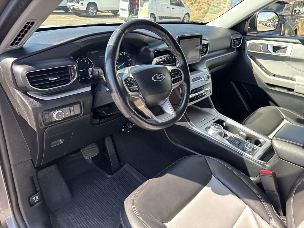 Used 2022 Ford Explorer XLT w/ XLT Sport Appearance Package AWD/4WD image 13
