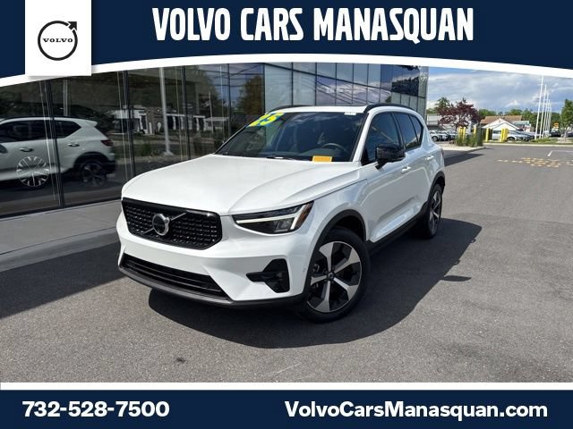 Certified 2025 Volvo XC40 B5 Plus AWD/4WD image 1