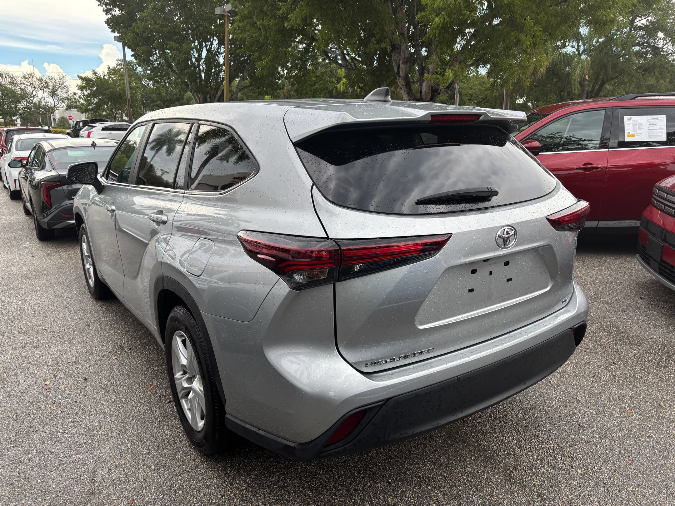 Used 2025 Toyota Highlander LE FWD image 23