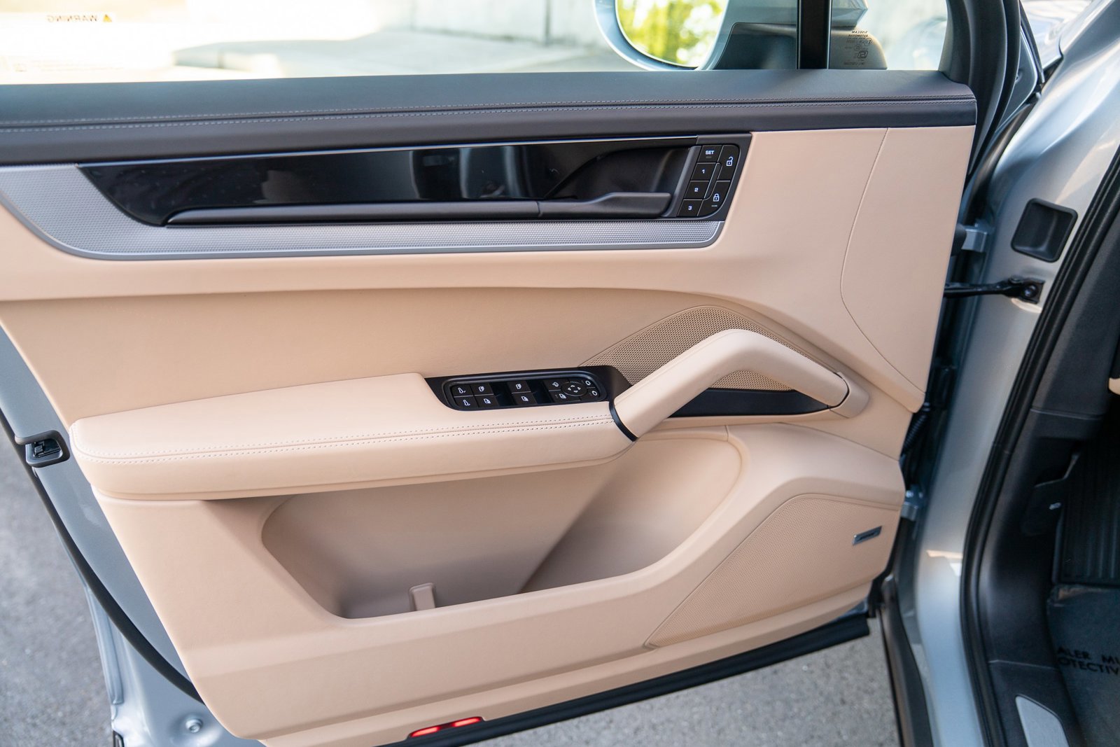 Certified 2025 Porsche Cayenne AWD/4WD image 10