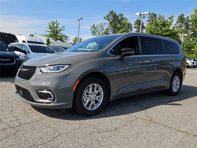 New 2025 Chrysler Pacifica Select image 3