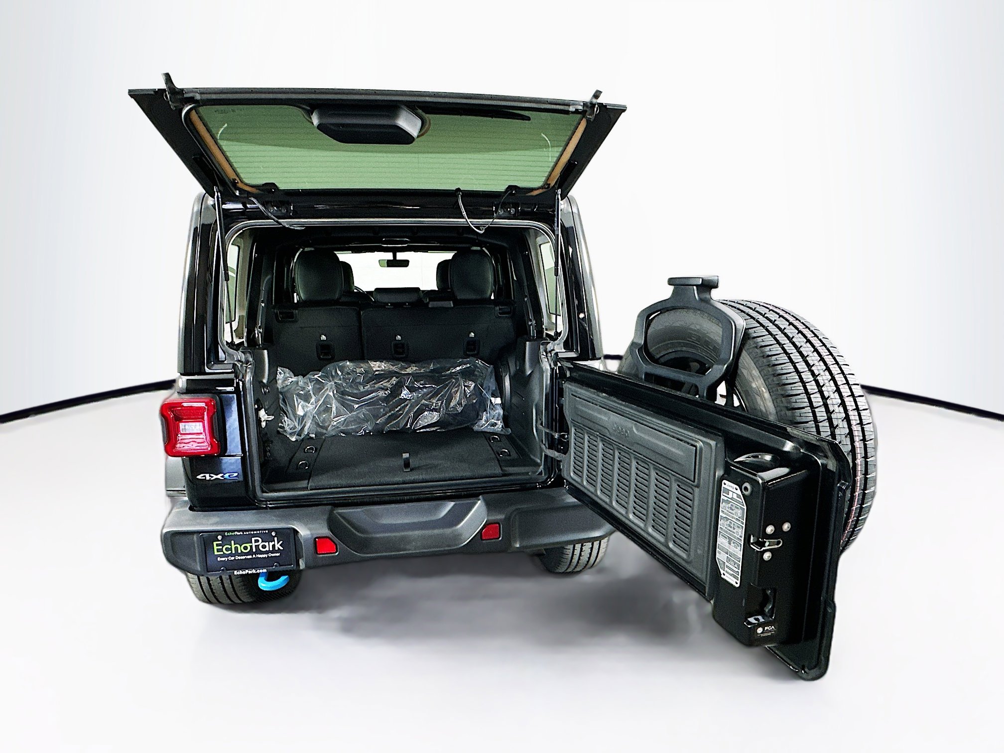 Used 2023 Jeep Wrangler Unlimited Sahara w/ Cold Weather Group AWD/4WD image 27