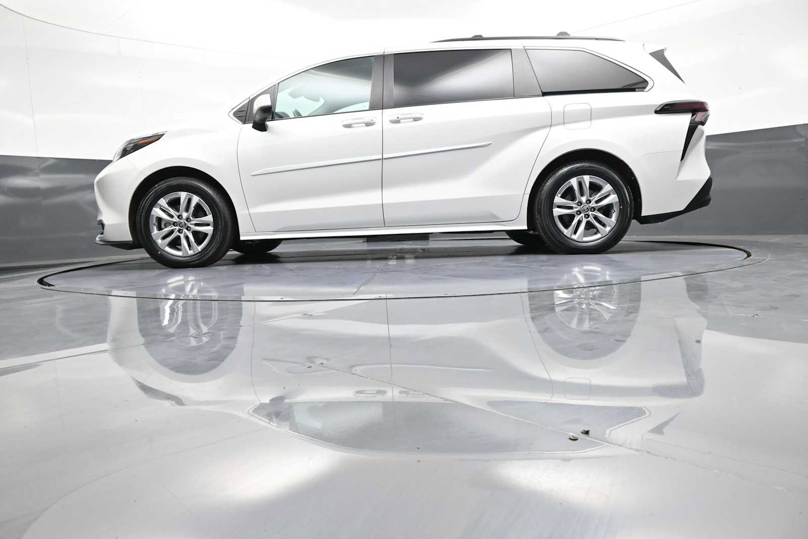 Used 2024 Toyota Sienna XLE w/ XLE Plus Package AWD/4WD image 35