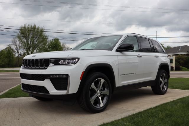 Used 2026 Jeep Grand Cherokee Limited AWD/4WD image 7