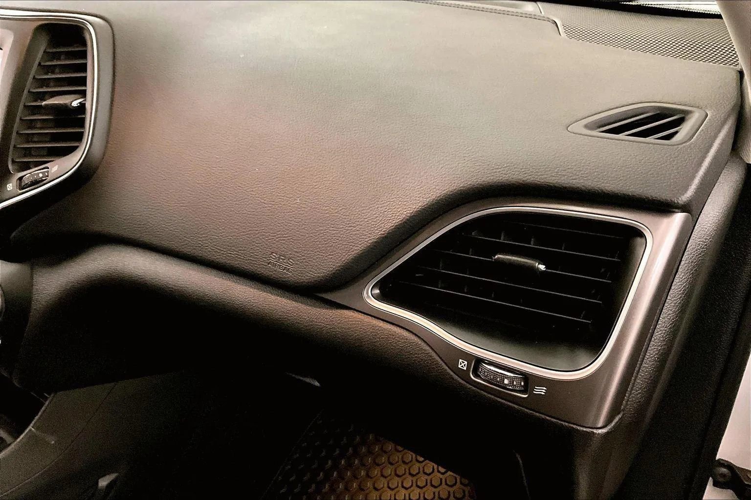 Used 2020 Jeep Cherokee Latitude Plus w/ Cold Weather Group image 15