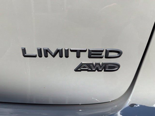 Certified 2025 Chrysler Pacifica Limited AWD/4WD image 7
