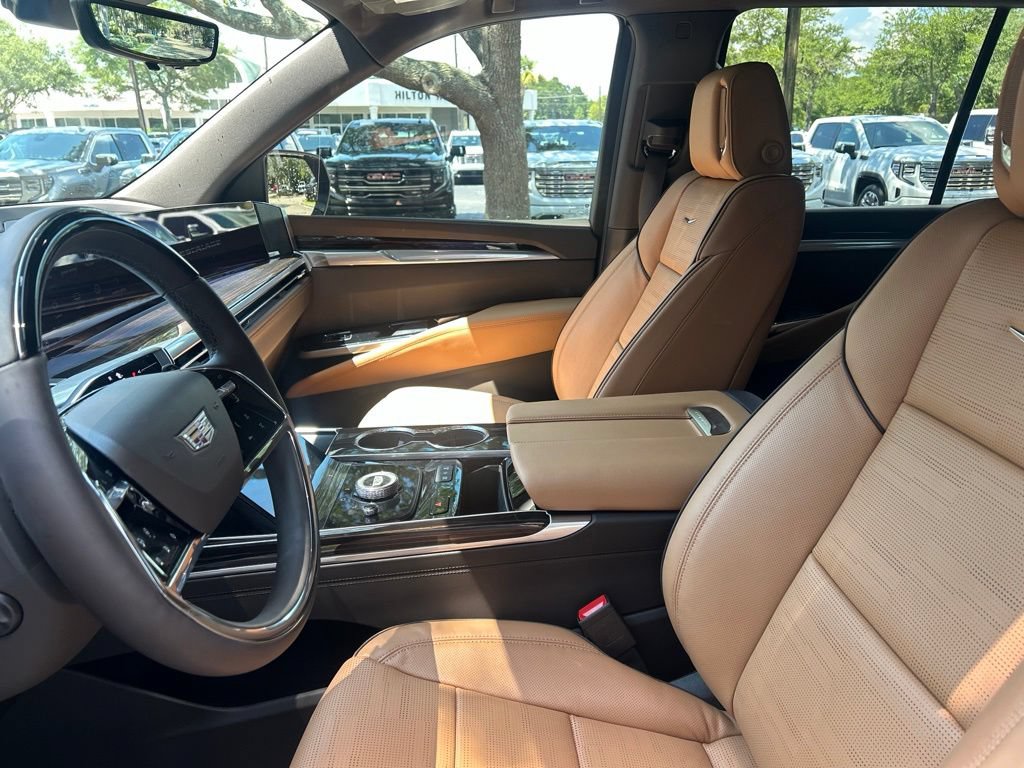 Used 2026 Cadillac Escalade Luxury AWD/4WD image 9