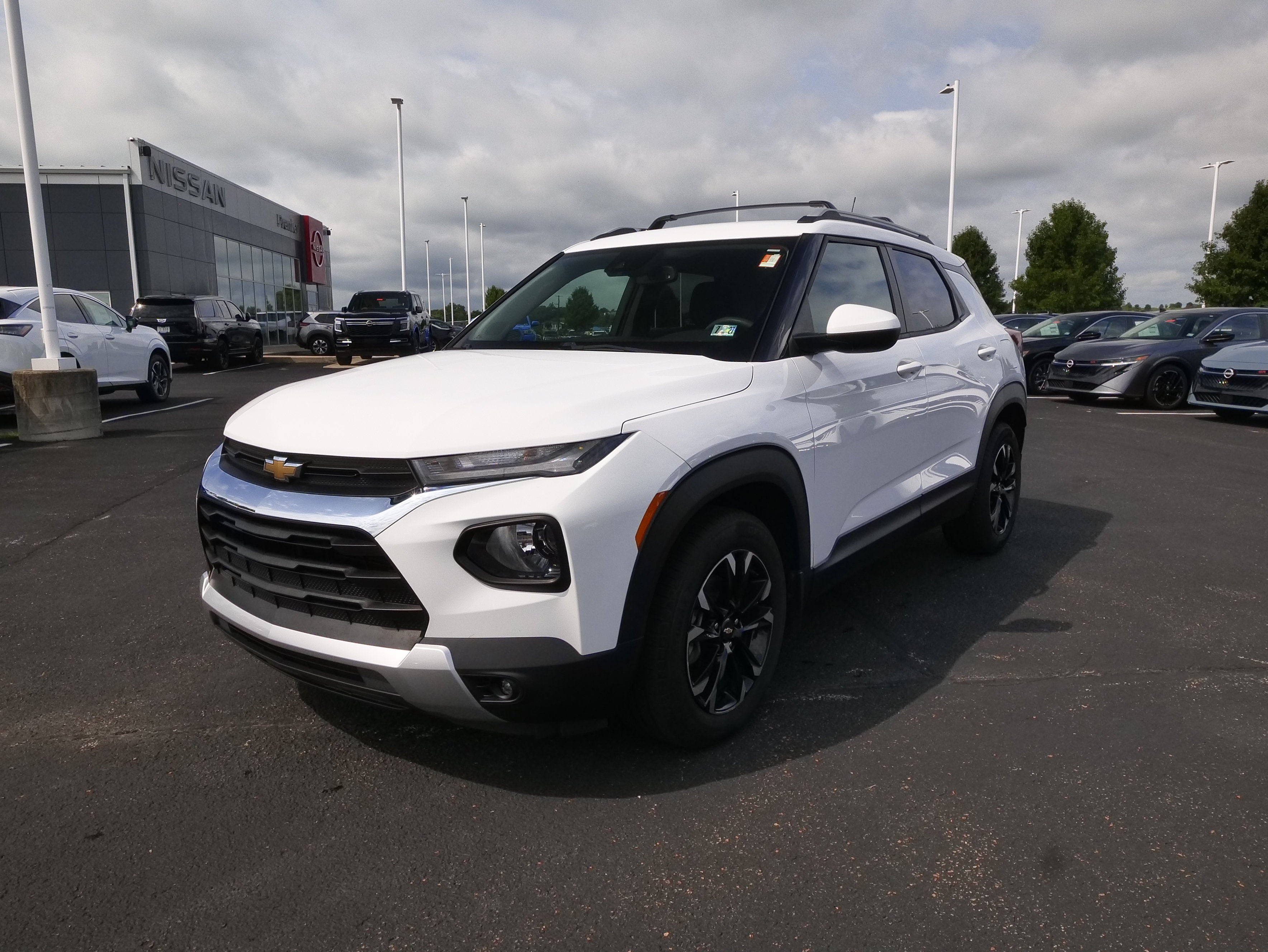Used 2021 Chevrolet TrailBlazer LT w/ Convenience Package FWD image 4