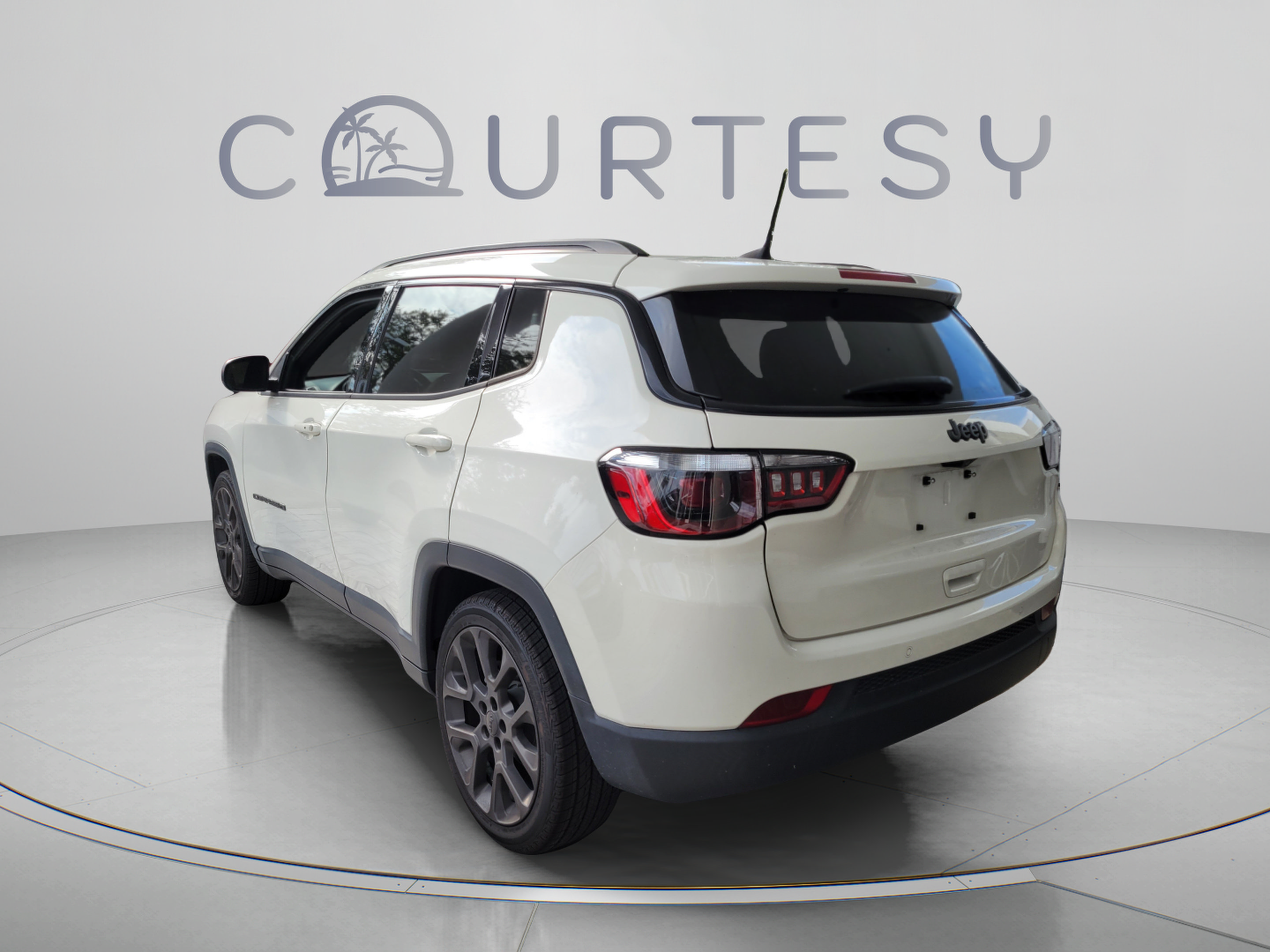 Certified 2021 Jeep Compass Latitude w/ Sun and Sound Group FWD image 2