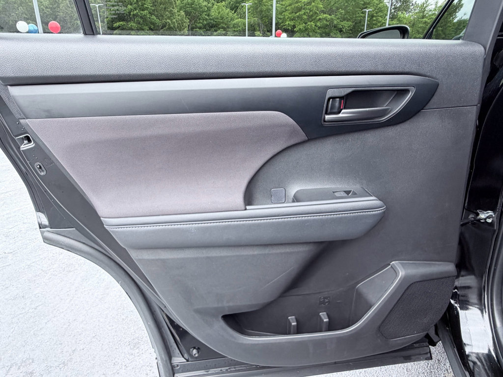 Used 2025 Toyota Highlander LE FWD image 31
