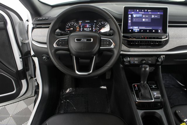 Used 2024 Jeep Compass Latitude image 10