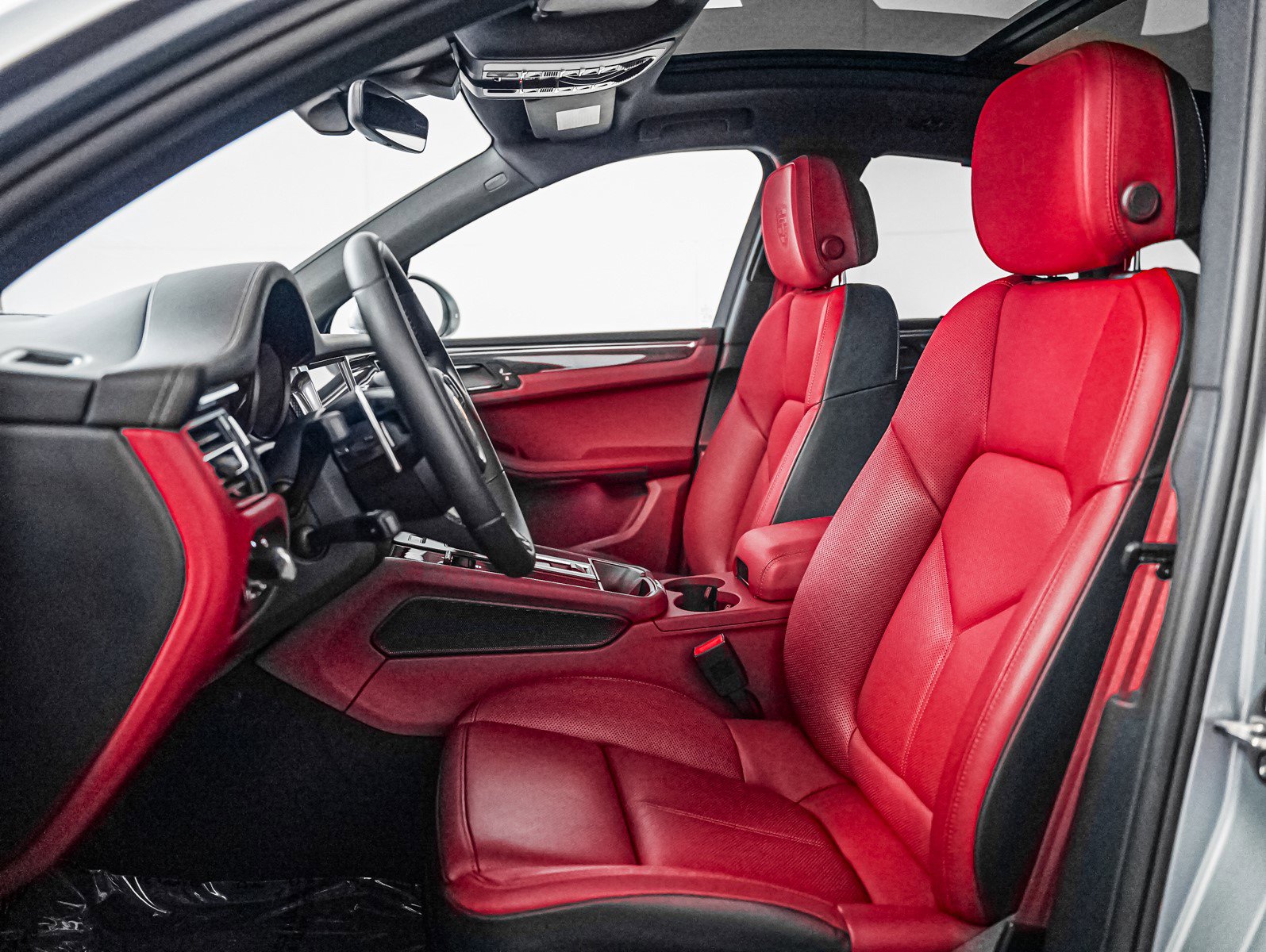 Certified 2025 Porsche Macan GTS image 5