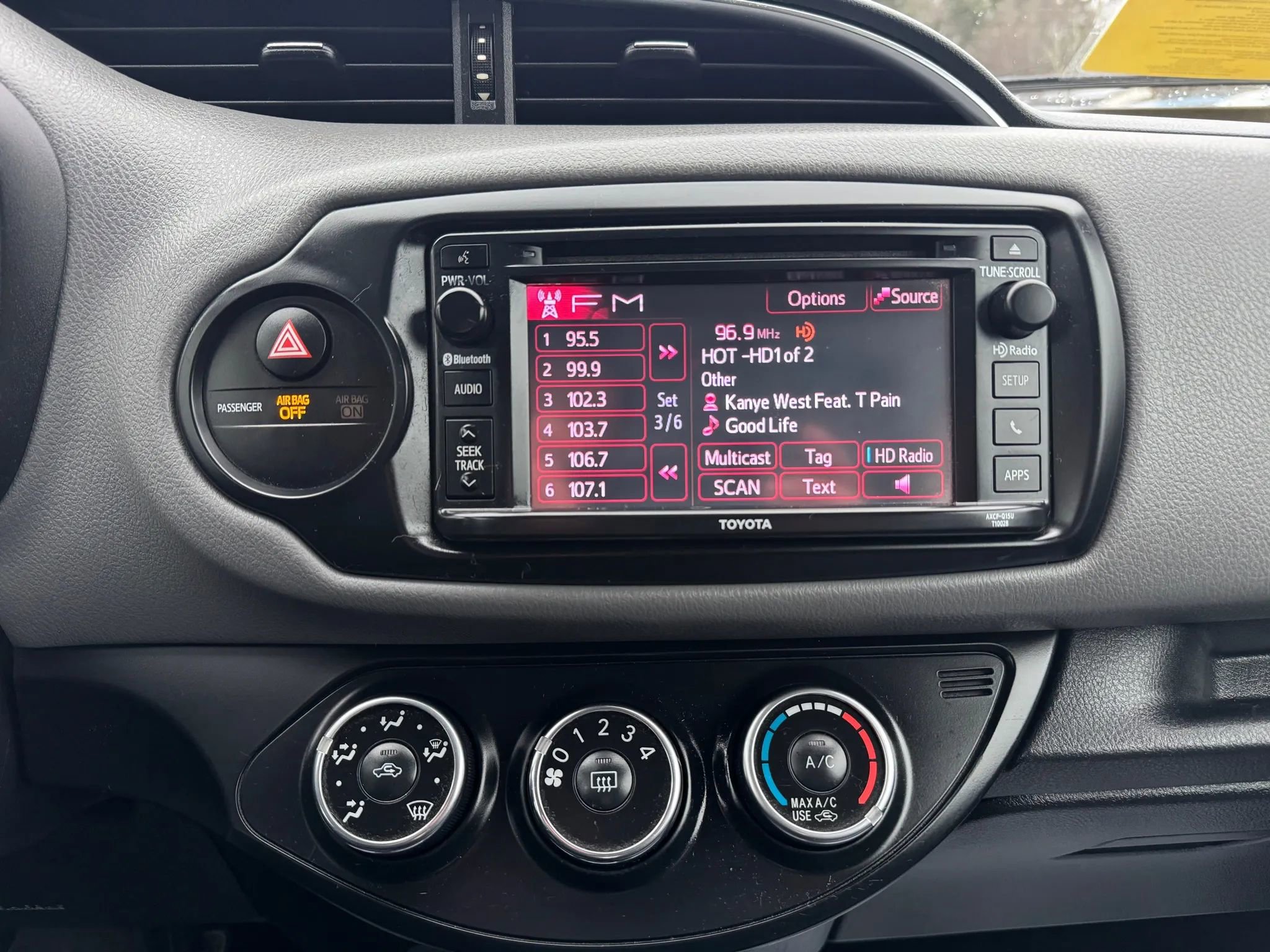 Used 2015 Toyota Yaris L image 19