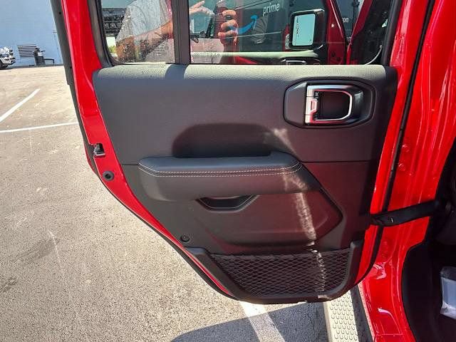 New 2025 Jeep Wrangler Unlimited Sahara AWD/4WD image 11