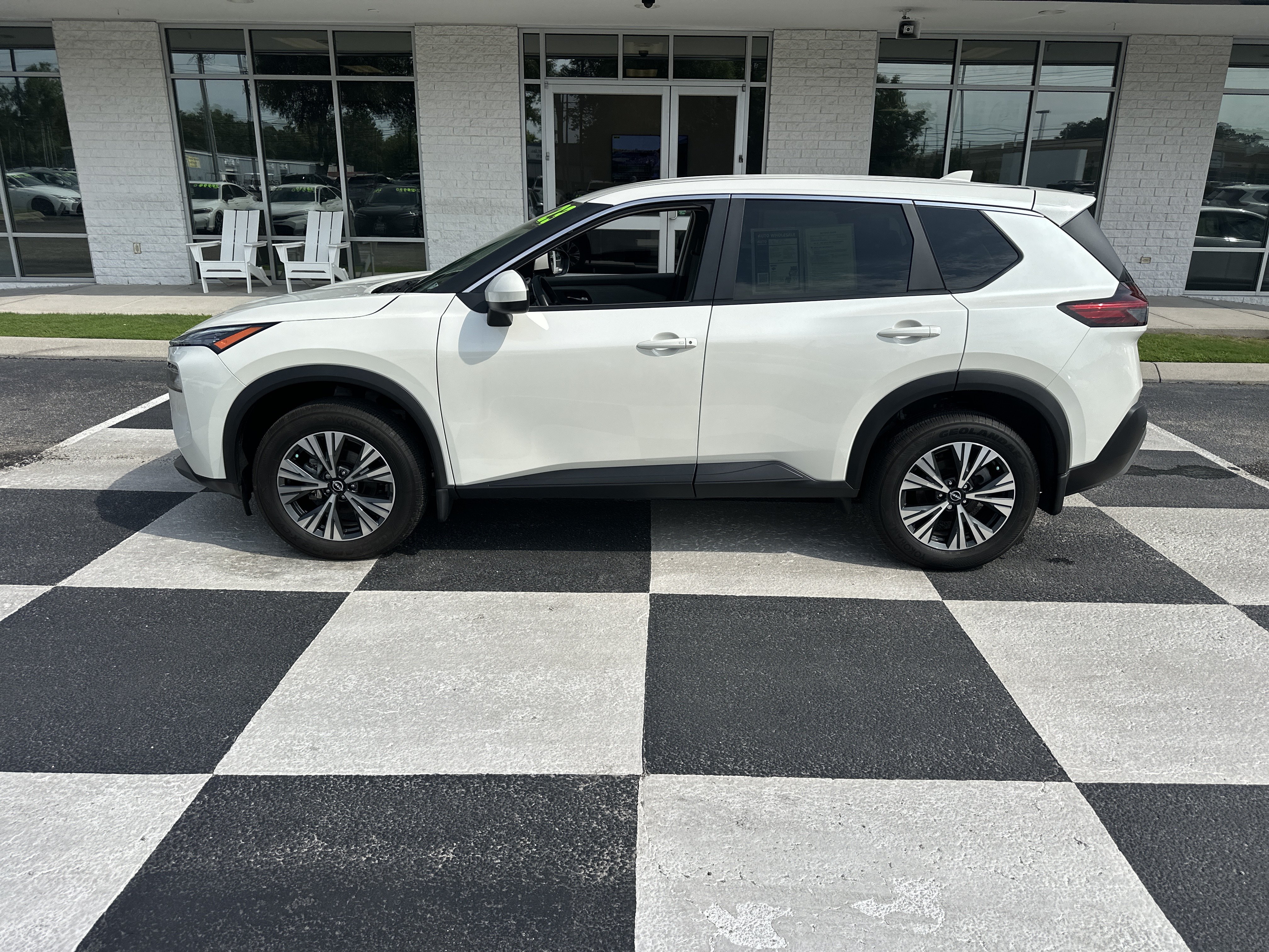 Used 2023 Nissan Rogue SV FWD image 1