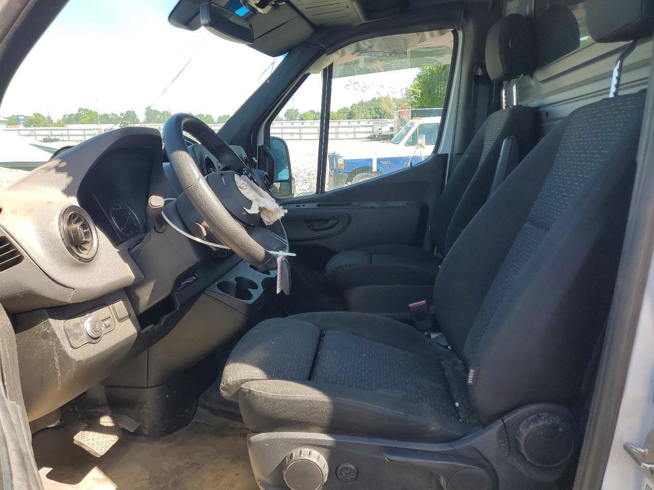 Used 2025 Mercedes-Benz Sprinter 2500 image 5
