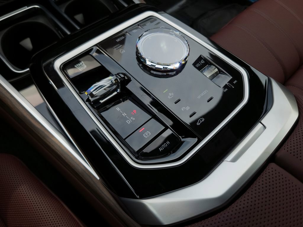 New 2026 BMW 740i w/ Premium Package RWD image 9
