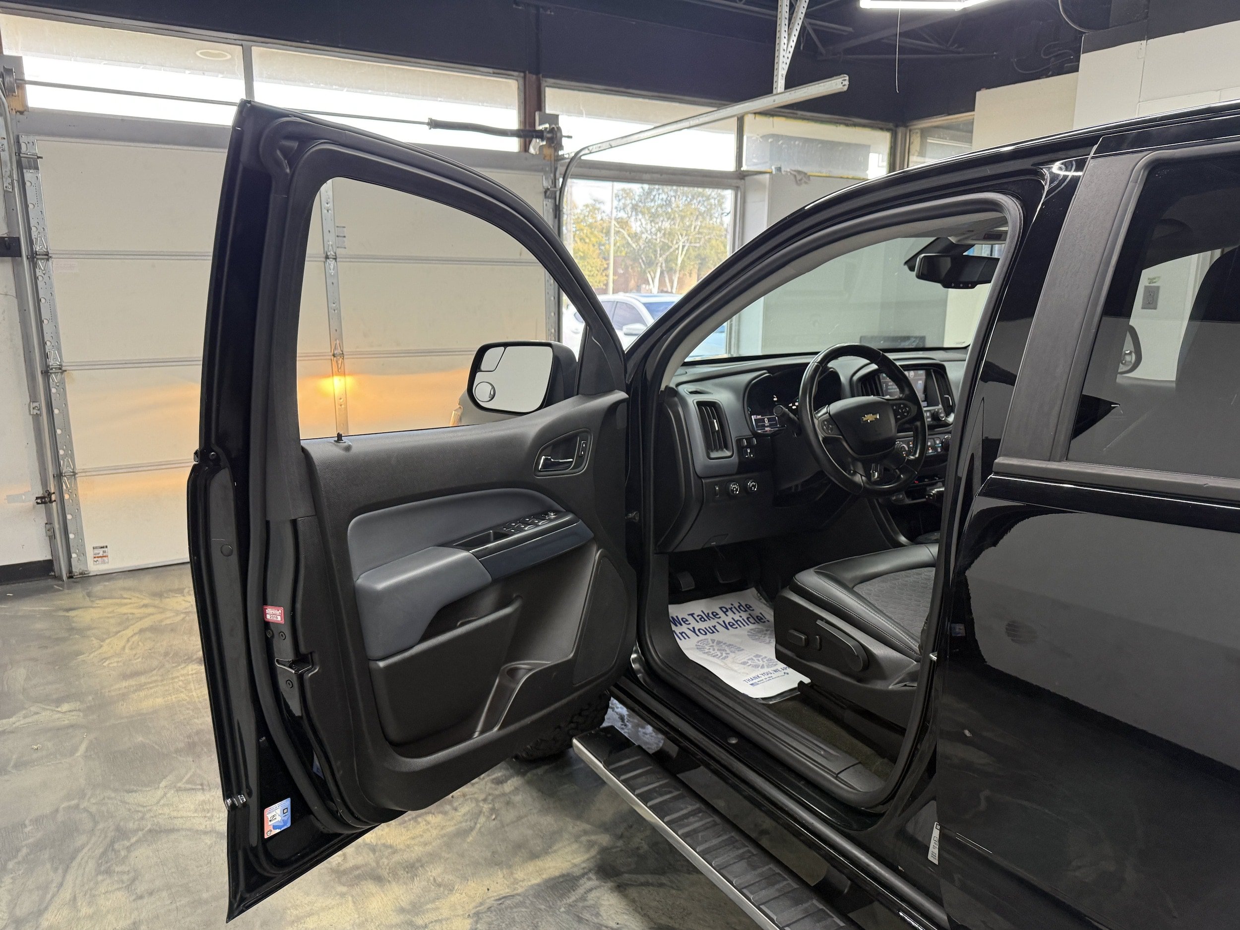 Used 2017 Chevrolet Colorado Z71 AWD/4WD image 10