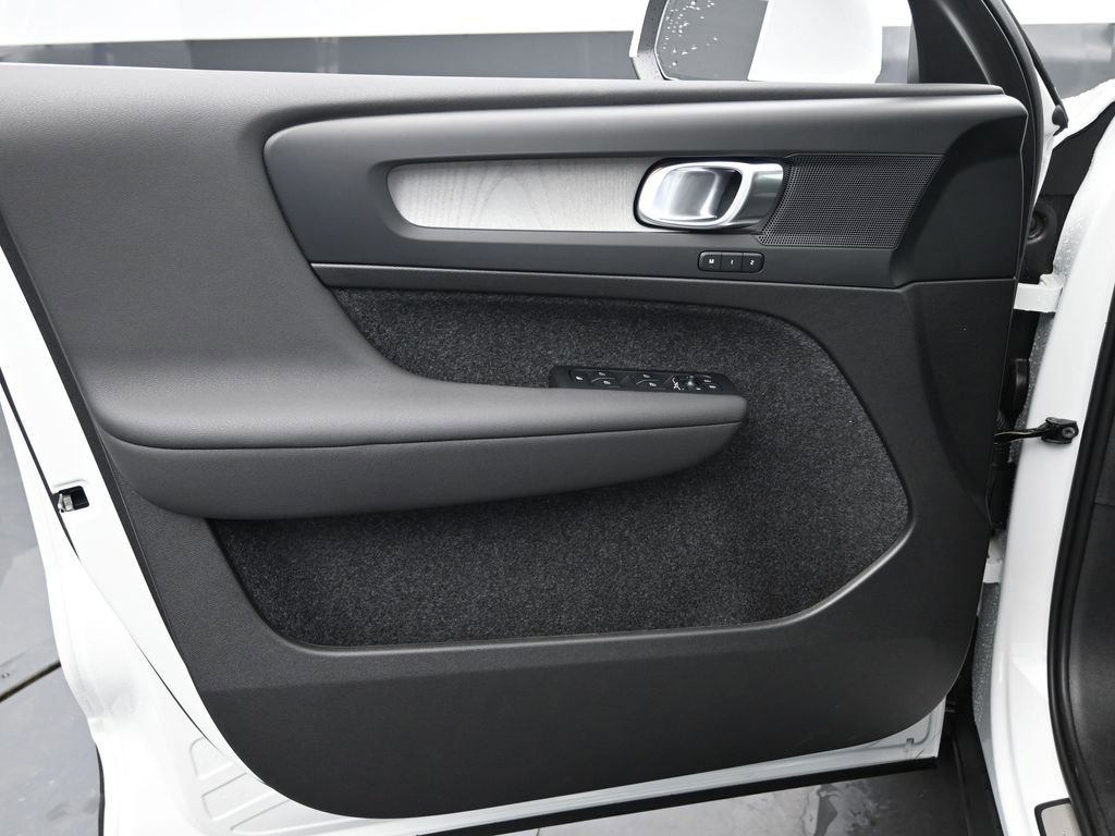 New 2025 Volvo XC40 B5 Core w/ Protection Package Premier image 21