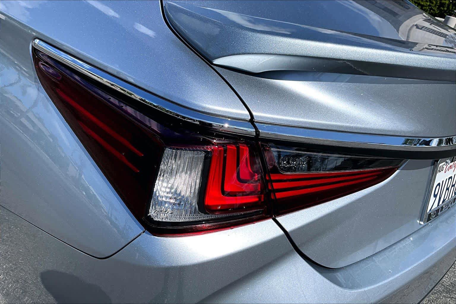 Certified 2025 Lexus ES 300h w/ Premium Package image 27