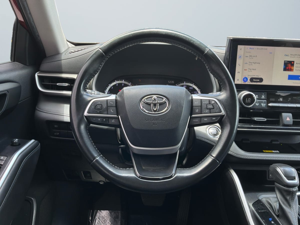 Used 2023 Toyota Highlander XLE FWD image 11