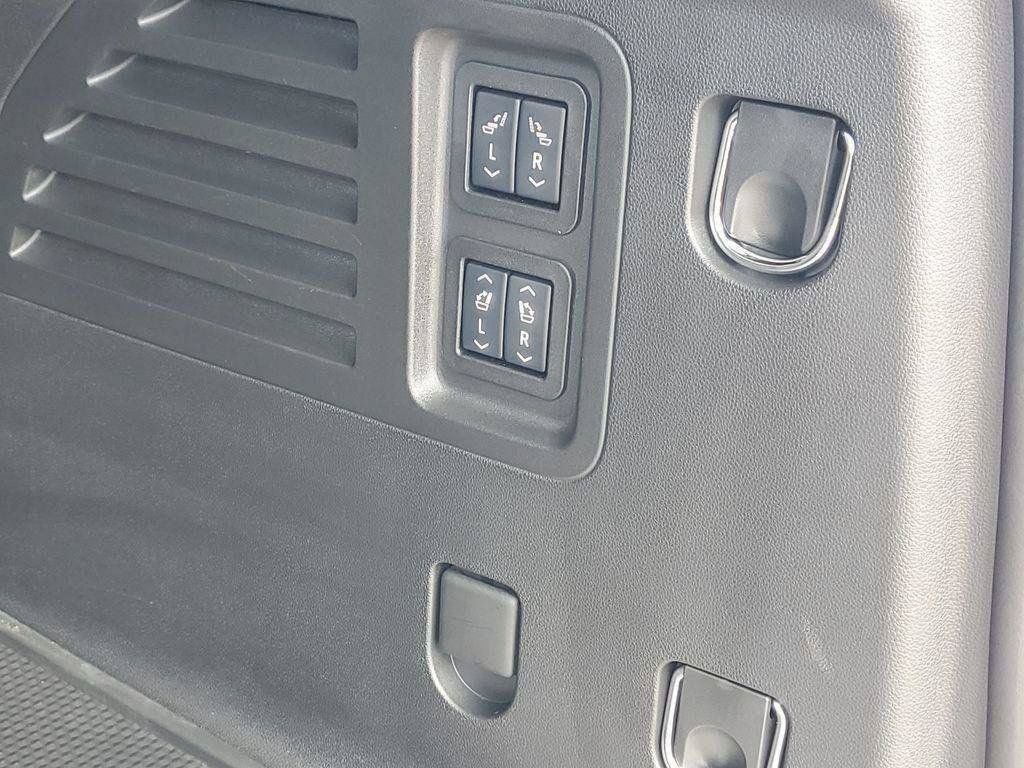 Used 2025 Chevrolet Traverse High Country w/ LPO, Floor Liner Package AWD/4WD image 36