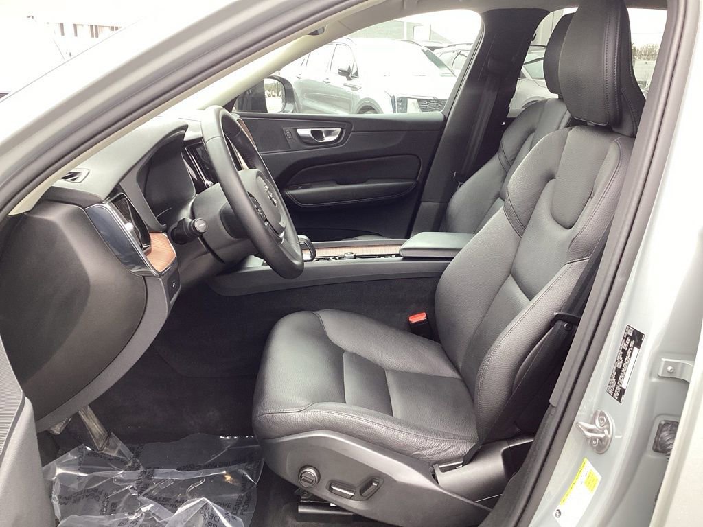 Used 2024 Volvo XC60 B5 Plus image 13