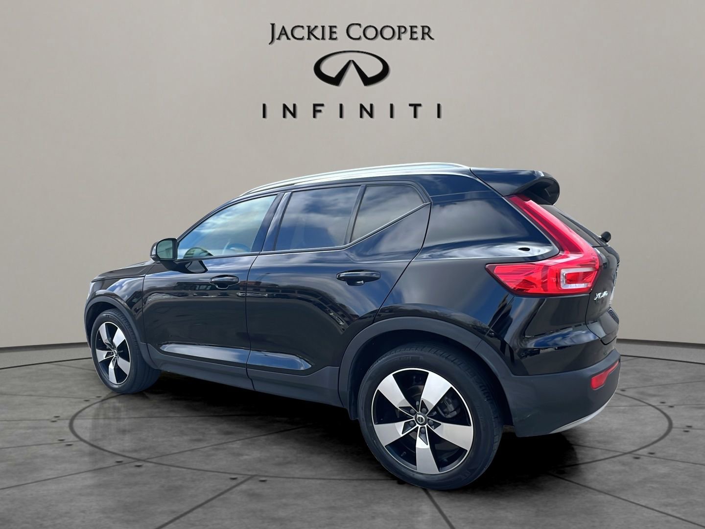 Used 2020 Volvo XC40 T4 Momentum w/ Premium Package image 3