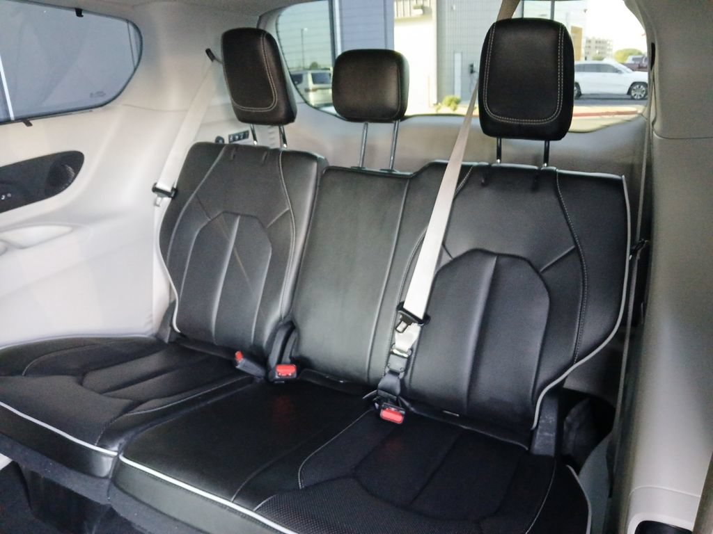 Used 2023 Chrysler Pacifica Limited w/ Uconnect Theater Family Group AWD/4WD image 5