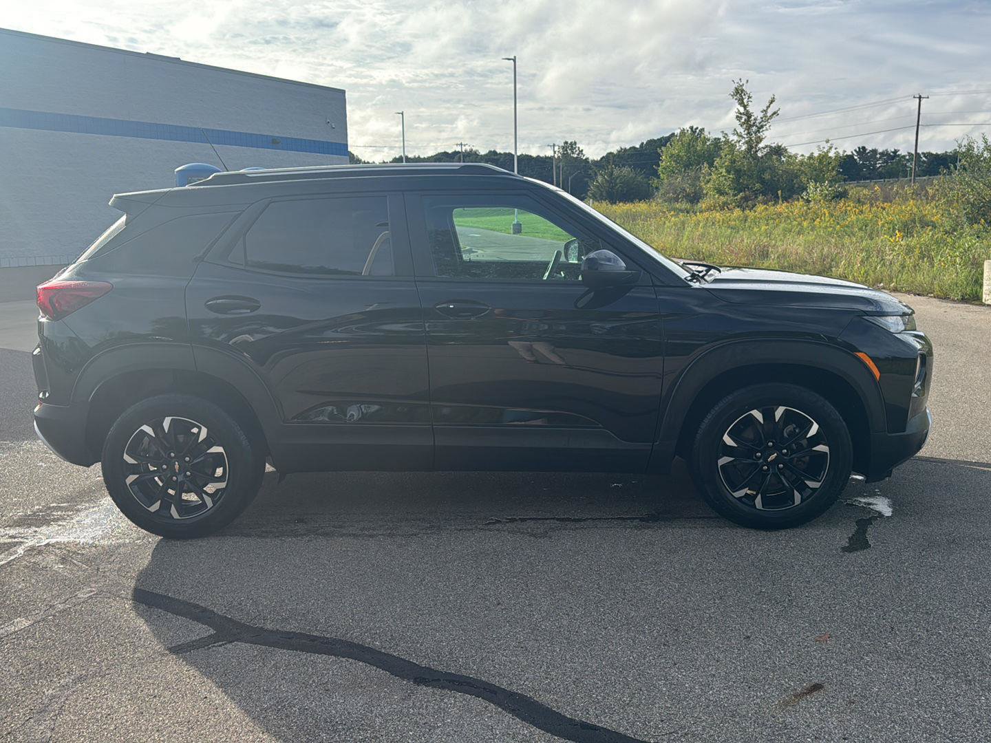 Used 2022 Chevrolet TrailBlazer LT w/ Convenience Package FWD image 6
