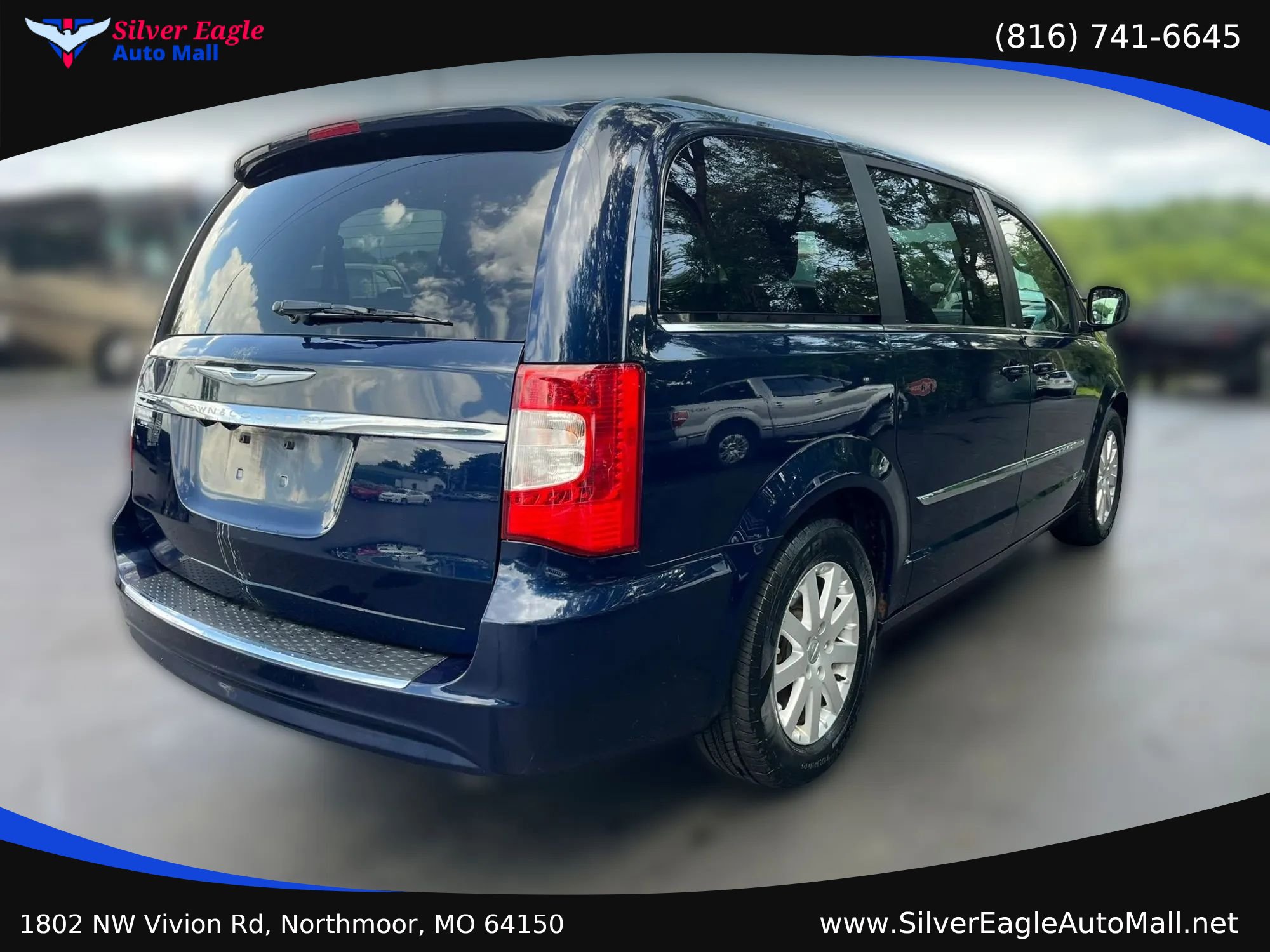 Used 2014 Chrysler Town & Country Touring FWD image 5
