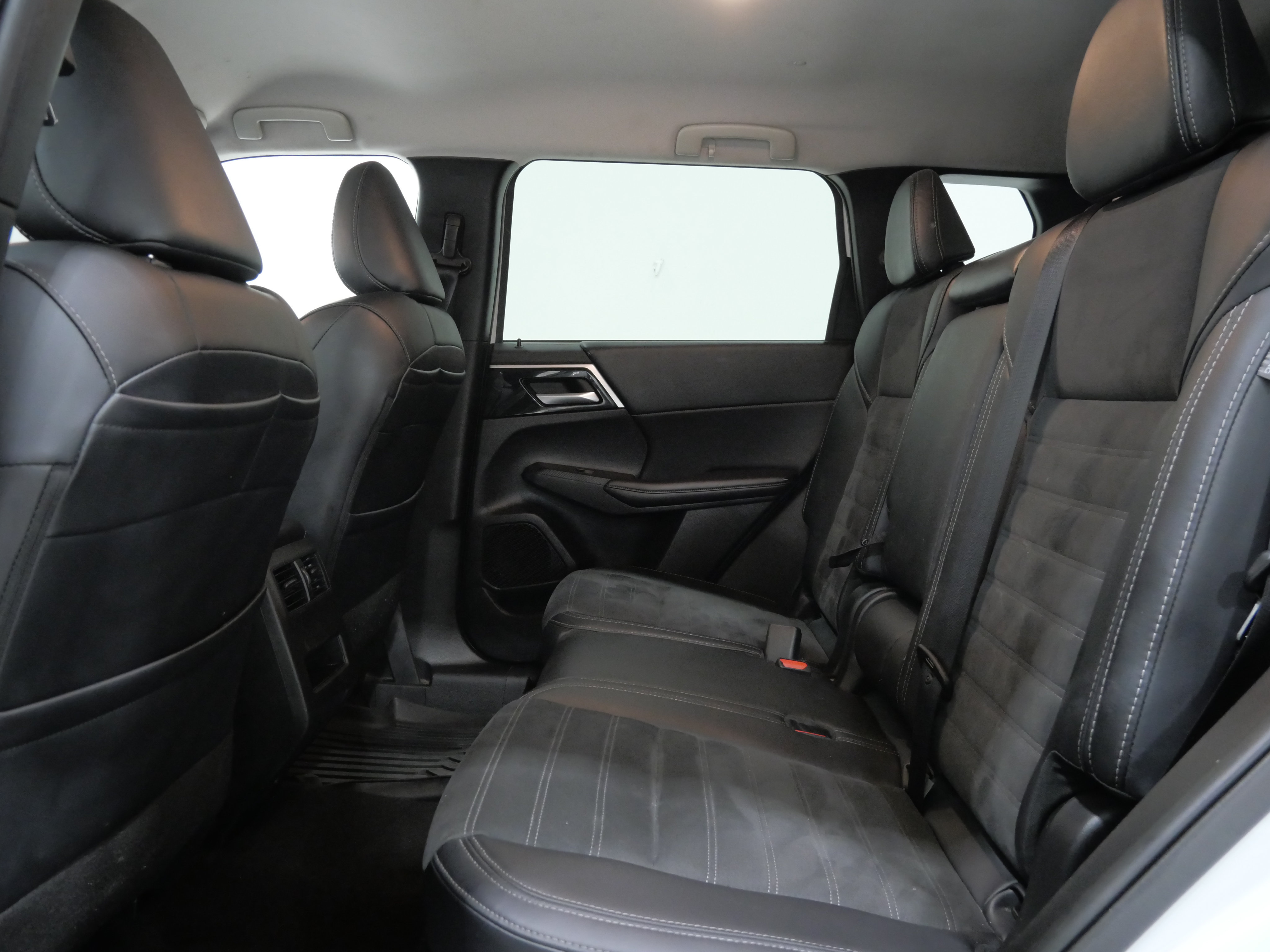 Used 2024 Mitsubishi Outlander AWD image 24