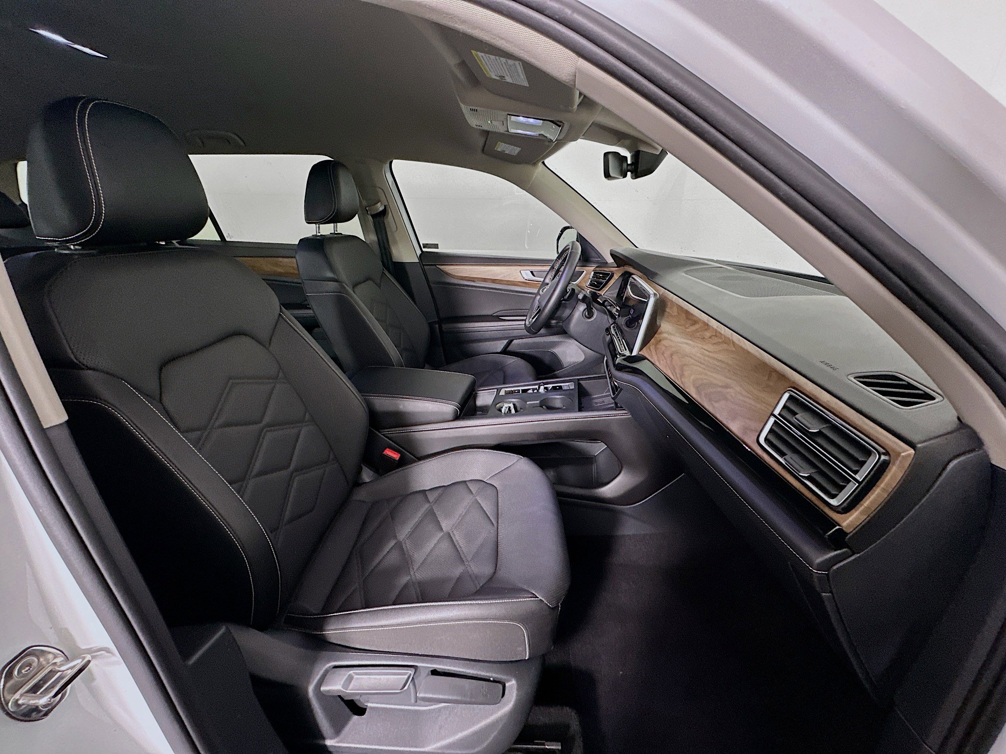 Used 2025 Volkswagen Atlas SE image 32