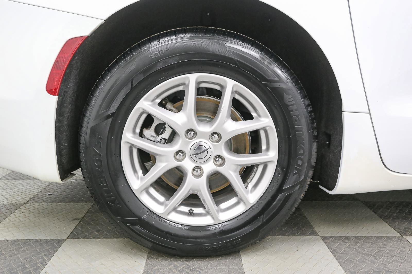 Used 2024 Chrysler Voyager LX image 18