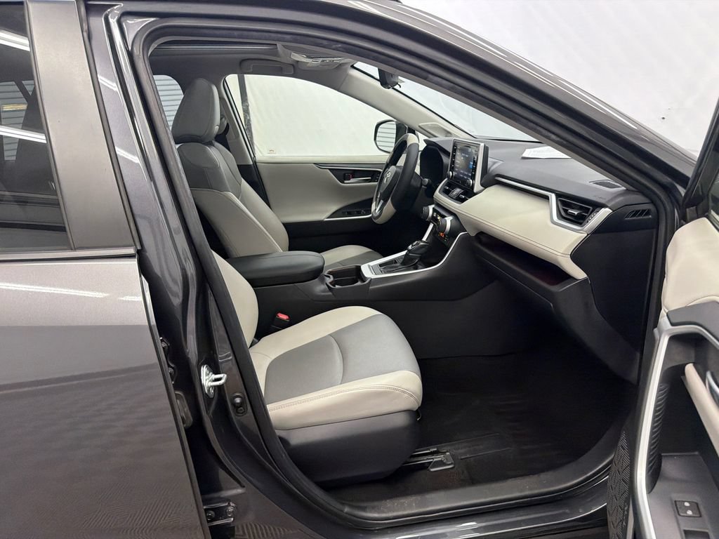 Used 2020 Toyota RAV4 Limited FWD image 15