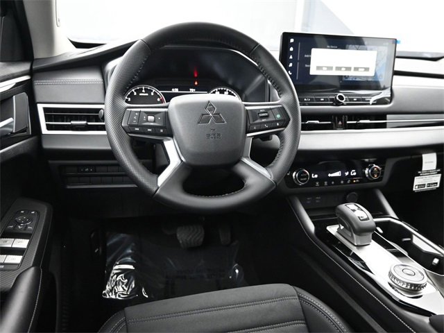 New 2025 Mitsubishi Outlander SE image 18
