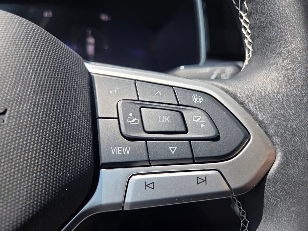 Certified 2025 Volkswagen Taos SE FWD image 14