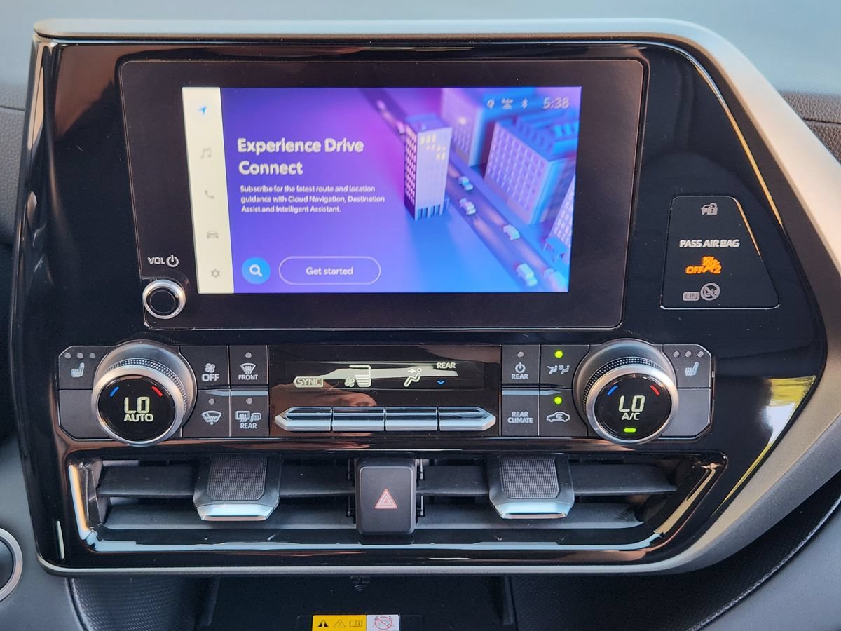 Used 2024 Toyota Highlander XLE FWD image 37