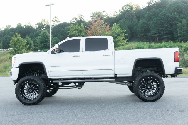 Used 2017 GMC Sierra 2500 Denali w/ Duramax Plus Package AWD/4WD image 8