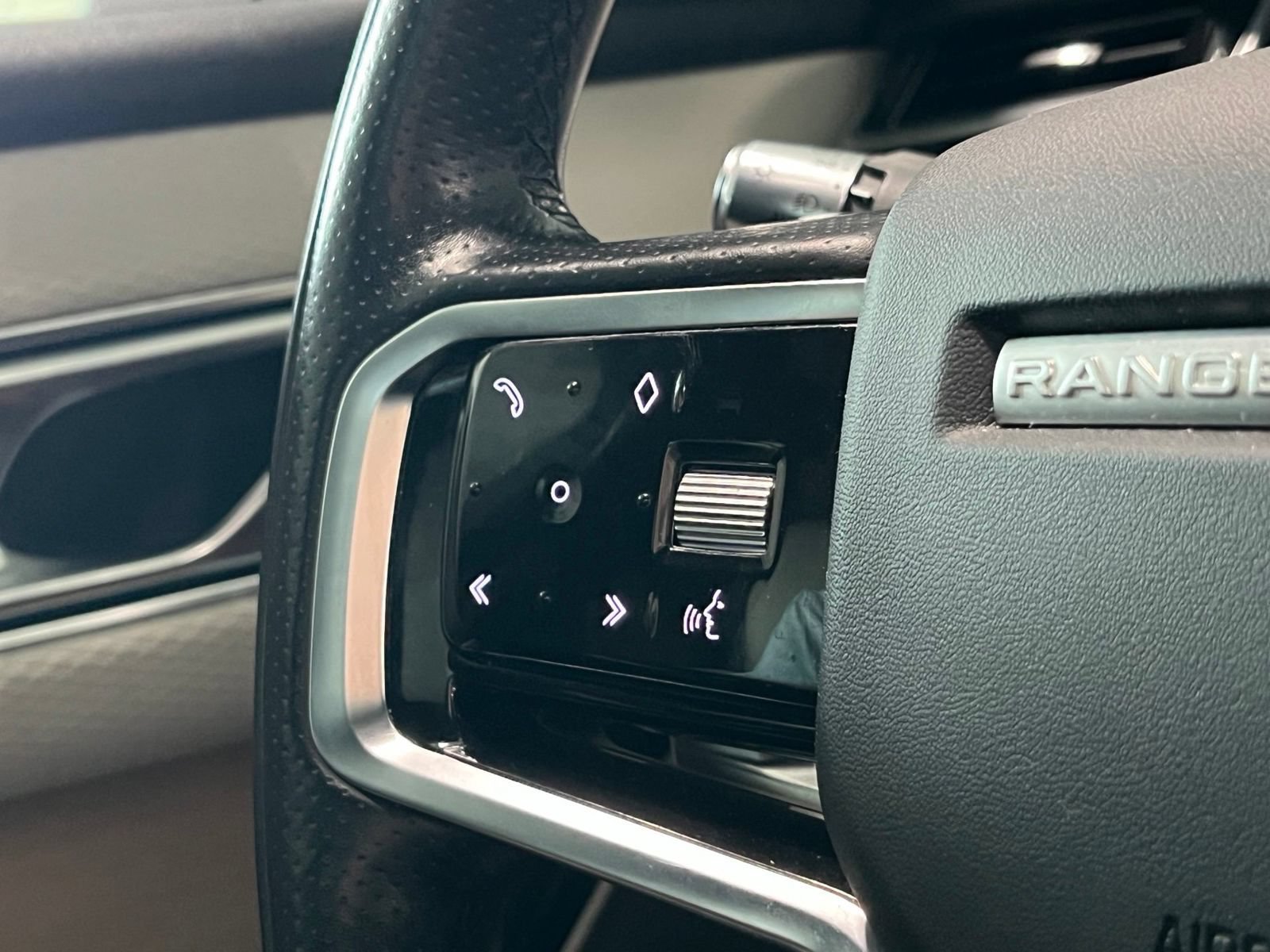 Used 2021 Land Rover Range Rover Velar R-Dynamic S AWD/4WD image 32