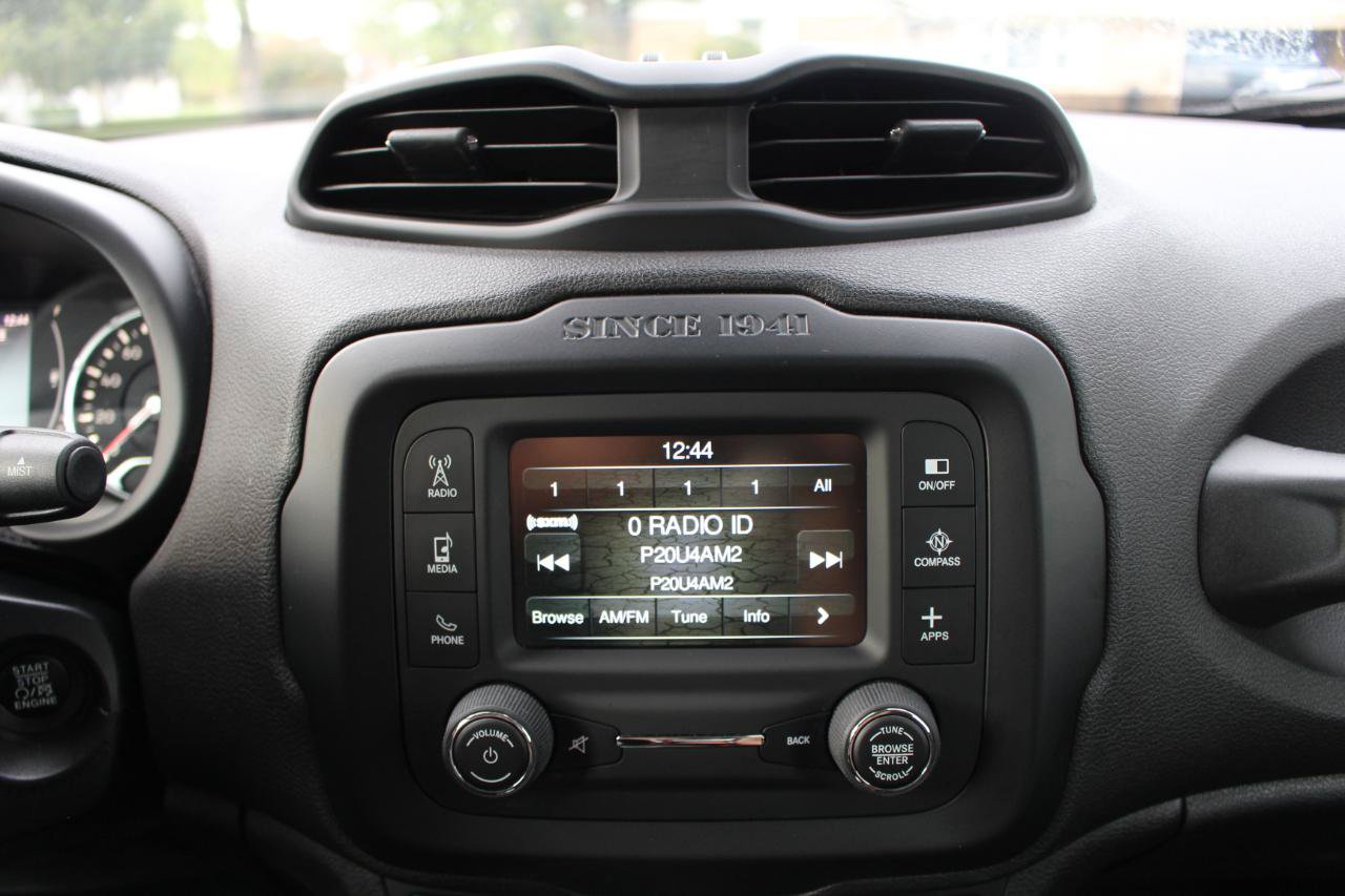Used 2016 Jeep Renegade Latitude w/ Cold Weather Group FWD image 23